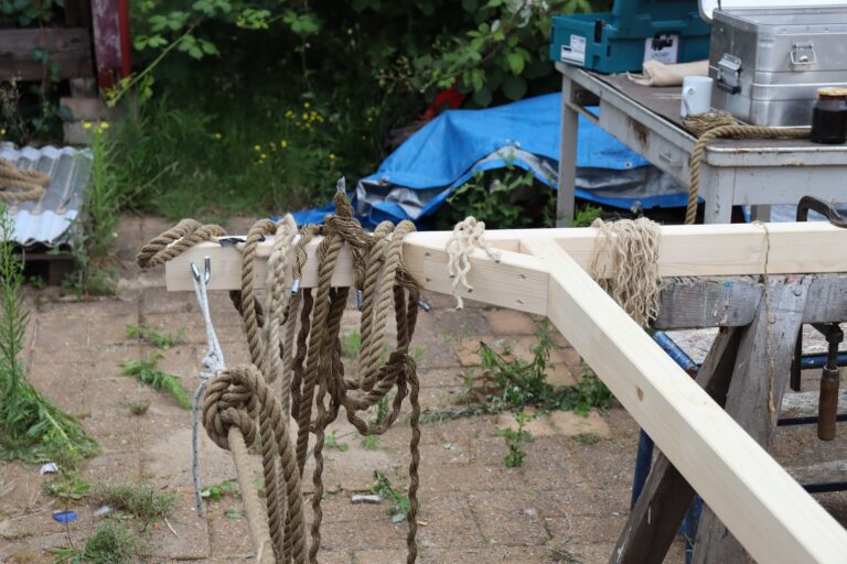 Arbeit am Takelwerk eines Traditionsschiffs